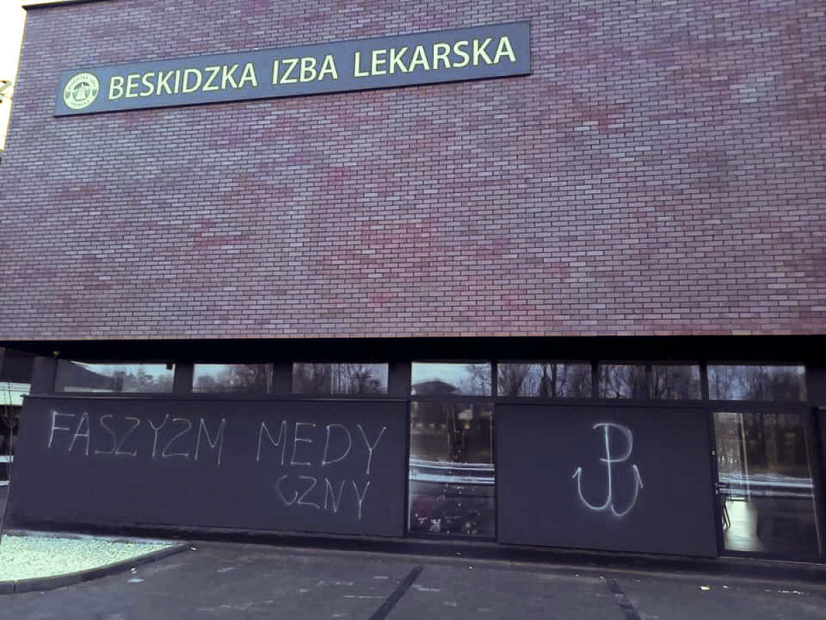 Siedziba Beskidzkiej Izby Lekarskiej zniszczona przez wandali