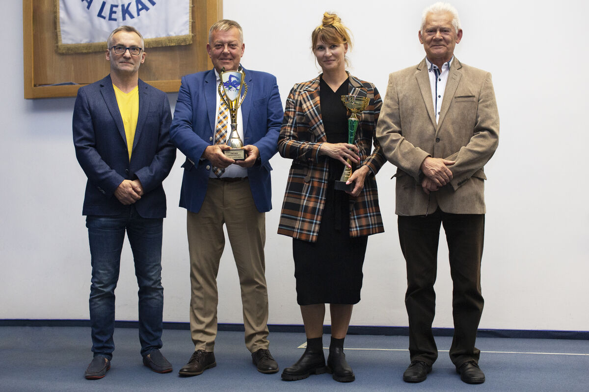 Grad złotych medali pływaków