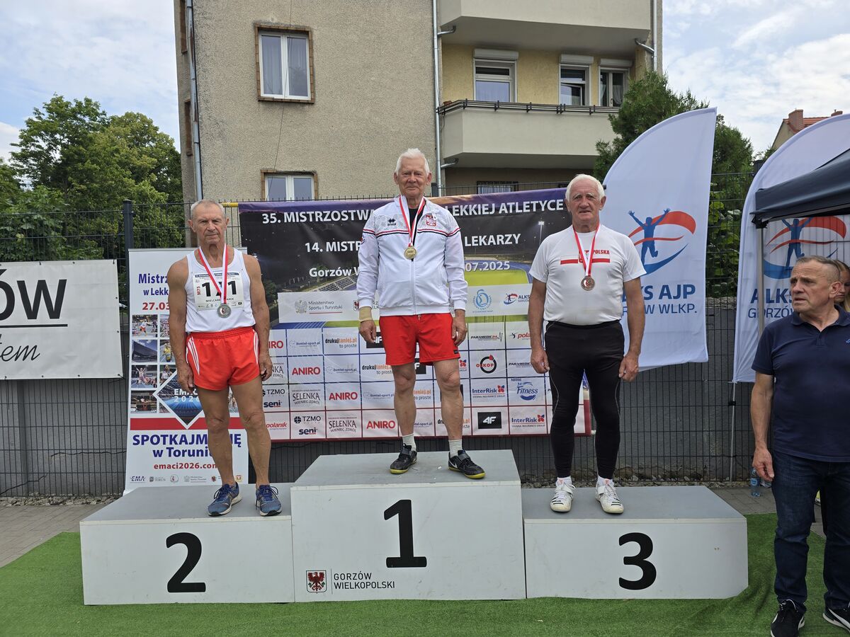 dekoracja zawodnikow w rzucie oszczepem kategoria masters.mielcarek marek stefan madej leszek bobrzyk