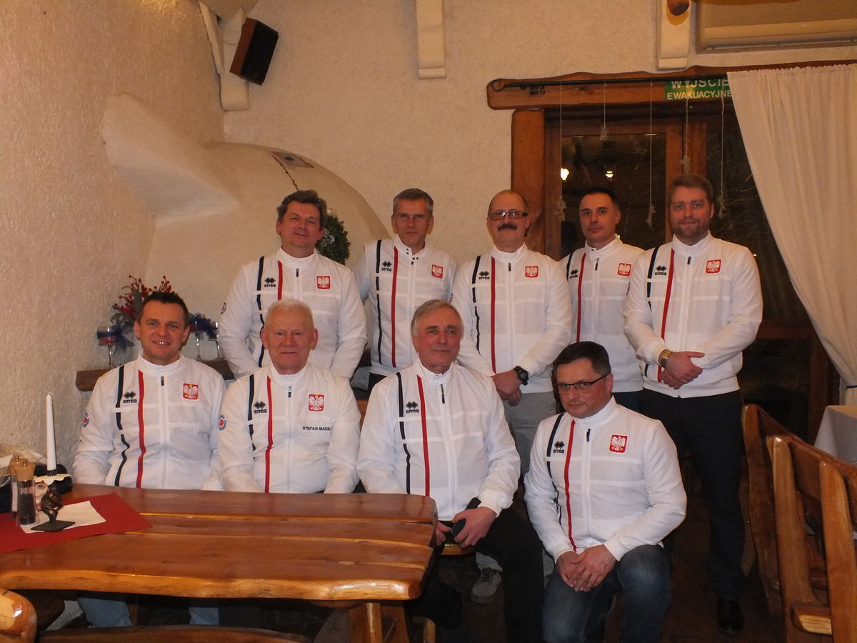 motocyklisci w strojach reprezentacyjnych