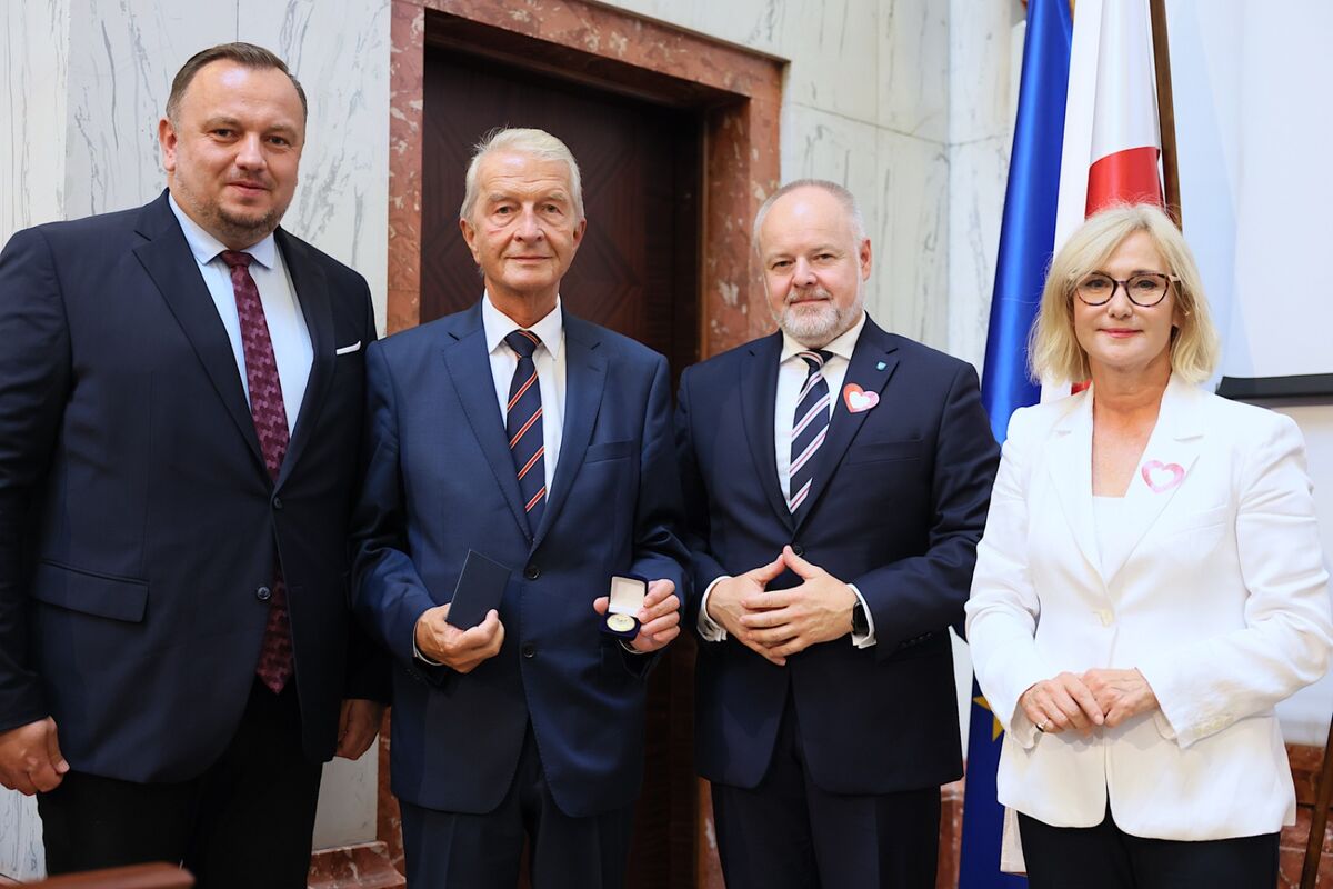 Prof. Andrzej Lekston odznaczony Złotą Odznaką Honorową