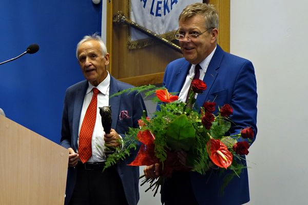 Prof. Jan Pilch wyróżniony odznaczeniem „Zasłużony Nauczyciel Lekarzy”